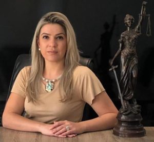 Fernanda Thays Lemos – Sócia fundadora, advogada inscrita na OAB/PR sob o n.º 80.494, formada